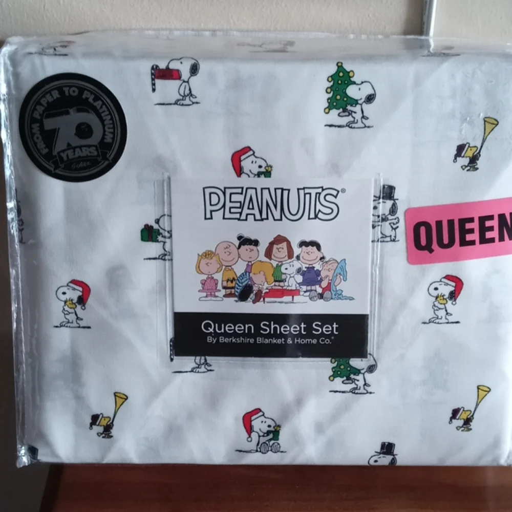 Snoopy Christmas queen sheets